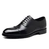Novos sapatos masculinos formais de couro, feitos de couro bovino de primeira qualidade, com cadarço, design simples, salto de madeira maciça, sapatos para o dia a dia com construção em três juntas