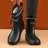 Botas de lluvia para hombre antideslizantes impermeables zapatos de moda para exteriores de caña alta botas de agua cálidas de caña corta zapatos de goma venta al por mayor transfronteriza hombres