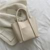 Bolsa Balde Tote Portátil de Nicho Versátil Feminina 2024 Nova Moda Elegante Europeia e Americana Casual Macarrão Mole Bolsa Grande
