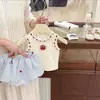 Conjunto de Verão Novo Estilo Coreano para Meninas, Doce e Estiloso, Colete de Renda e Calça Saia Listrada, Conjunto de Duas Peças Tendência para Bebês