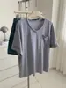 Camiseta de bolsillo de cuello en V deshilachada estilo "old money" relajada para mujer, verano 2026, algodón copo de nieve, caída fluida, talla grande, top de manga corta que estiliza