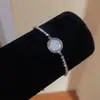 Pulsera de flor de la suerte de circón súper brillante europea y americana, nicho de lujo ligero de alta gama, accesorio de mano versátil y elegante para mujer