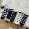 Calcetines holgados vintage azul marino para mujer, estilo primavera y otoño, a rayas, antideslizantes, de media pantorrilla, sin costuras, versátiles, absorbentes de sudor, calcetines de mujer con volantes