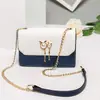 Agente de Compras de Hong Kong para Bolsos Cuadrados Pequeños Cruzados de Hombro Nuevos de Moda para Mujer, Cadena de Moda Versátil Estilo Coreano en Stock