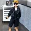 Jaqueta de Couro Masculina para Primavera e Outono 2026 Novo Estilo, Casaco de Couro Elegante com Gola Reversível para Meninos Pequenos, Top de Outono Moderno e Descolado para Crianças