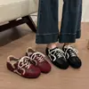 Tênis de treino casual retro plano para mulheres, nova coleção outono 2026, design versátil color-block com cadarços, tênis casuais que aumentam a altura