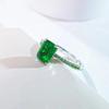 Anillo de esmeralda simulada de moda simple de lujo ligero, engastado con diamante de alto carbono, corindón rojo rectangular, temperamento degradado, anillo para mujer