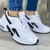 Tênis Esportivo Casual Feminino Estilo Europeu e Americano com Bico Redondo, Salto Baixo, Superfície em Malha, Novos Modelos, Atacado, Tamanhos Grandes