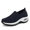 Grulla de Almohada Blanca Estilo Nuevo Malla Flyknit Superior Slip-on Transpirable Caminar Cómodo Zapatos de Mamá Casual Suela Gruesa Aumentador de Altura Rock