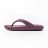Novas Sandálias de Dedo Femininas da Moda 2026 em Roxo Uva, Valorizam a Pele, Antiderrapantes e Confortáveis Sapatos de Praia