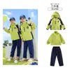 Uniforme Escolar para Estudiantes de Primaria Ropa de Primavera y Otoño Uniforme de Clase para Primer Grado Conjunto de Tres Piezas de Estilo Extranjero Uniforme de Jardín de Niños Traje de Trabajo Rudo para Exteriores