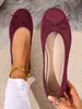 Mocassins de camurça com laço para mulheres, com elásticos nas bordas que se ajustam ao pé e evitam assaduras, adequados para o trajeto diário.