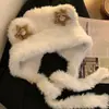 Gorro de tricô de inverno com um design fofo de desenho animado, apresentando um pequeno urso e abas para as orelhas, espessado para aquecimento e valoriza o rosto