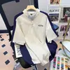 Camiseta de Manga Corta con Cuello Alto y Bloques de Color Estilo Retro Americano para Hombre en Verano Diseño Holgado Tops de Nicho Bordados en el Hombro Derecho para Hombre