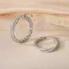 Pendientes de Otoño e Invierno 2024 Moda Elegantes Estéreo de Gama Alta Hebilla de Oreja Hilo Retorcido Anillo Liso Acero de Titanio Femenino con Estilo