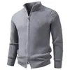 Cárdigan de punto europeo y americano para hombre con cuello alto, colección otoño/invierno 2026, tejido elegante y ajustado para hombres jóvenes, versátil y fácil de combinar