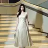Vestido regata de gola quadrada com barra larga para mulheres, novo estilo de verão, acinturado, emagrecedor, elegante, jovial, adequado para o dia a dia