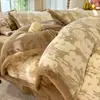 Juego de Cama de Cuatro Piezas Estilo Flor Rota con Ribete de Pelo de Conejo Completamente Mate Leche Polar Invierno Espesado Cálido Añadido Funda de Edredón de Polar Sábana