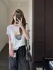 Camiseta casual coreana juvenil divertida con letras, bordado y estampado, corte holgado, hombro normal, manga corta, para mujer, 26 nuevo de verano H070404