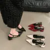 Sandalias de cuero suave color burdeos con punta para mujer, nuevo estilo vintage de verano 2026, zapatos de charol con tacón medio y tacones finos