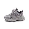 Nuevos estilos de primavera y otoño de zapatillas deportivas para niños: Zapatos retro de papá para niños y niñas, con malla transpirable y cierres de velcro, adecuados para niños mayores