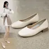 2026 Verão Novos Versáteis Boca Rasa Solado Macio Planos Salto Baixo Trabalho Couro Sapatos Slip-On Planos de Couro Macio