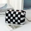 Nueva Bolsa de Lápices de Peluche a Cuadros de Alto Valor Gran Capacidad Bolsa de Maquillaje Ajedrez Bolsa de Lápices para Almacenamiento de Estudiantes Bolsa para Artículos de Papelería