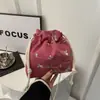 Bolso tipo cubo con cordón bordado estilo chino retro 2024 Verano nuevo diseño de moda bandolera mensajero gran capacidad Bolso de mujer