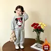 Novo conjunto infantil estilo doce: um conjunto inspirado em dopamina apresentando um moletom de lã com gravata borboleta e calças jogger estilosas, perfeito para outono e inverno