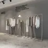 Estante de Exhibición para Tienda de Ropa Combinación Piso a Piso Perchas Plateadas para Hombres y Mujeres Estante Estante de Exhibición Montado en Pared