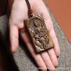 Venta Directa de Fábrica de Colgante de Bodhisattva de Madera Antigua de Árbol de Áloe Madera Tallada Amuleto de Paz Colgante Budista Colgante