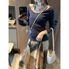 Además, la nueva colección de otoño presenta un moderno conjunto de dos piezas de top de tirantes y camiseta básica confeccionado con una mezcla de Tencel y lana MQ1768