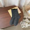 Nuevos calcetines de otoño/invierno para mujer, de color café y con estampado floral, de longitud hasta la pantorrilla, con un estilo retro y preppy, calcetines largos versátiles y un diseño moderno con volantes