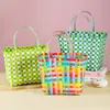Cesta de Plástico Colorida Trançada Lembrancinha de Aniversário Infantil Estilo Fresco Bolsa Casual de Férias Feminina Bolsa Carteiro Xadrez Cesta de Legumes