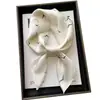 Bufanda de Seda para Mujer Cuadrada 70cm Blanco y Negro Versátil Profesional Seda Artificial Bufanda Pequeña para Cuello Retro Lujo Ligero Sensación de Gama Alta Bufanda de Otoño