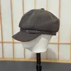 Boina británica retro estilo japonés con hebilla de cinturón para mujer, gorra de vendedor de periódicos moderna y a la moda que hace que la cara se vea más pequeña, sombrero octogonal versátil