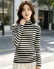 Camiseta base de punto a rayas con cuello medio alto de terciopelo Andi para mujer, nuevo jersey versátil y cálido de cuello medio para otoño e invierno