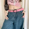 Cinto Rosa Largo Y2K Doce e Cool para Mulheres com Toque de Luxo Fivela de Metal Cinto Decorativo de Couro com Acessórios para Jeans Tendência
