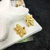 Pendientes de Acero Inoxidable de Cinco Pétalos Exagerados de Lujo Ligero de Nicho Retro Desgastados con Líneas Nuevos Versátiles de Venta Caliente Transfronterizos Europeos y Americanos