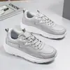 Zapatos casuales de cuero para hombre, superventas transfronterizos de otoño e invierno, zapatillas deportivas ligeras y acolchadas, zapatillas de correr de suela blanda negra Temu para comercio exterior
