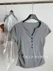 Camiseta de Manga Corta con Medio Botón Estilo Puro Deseo Verano 2026 con Mangas Volantes, Corte Ajustado, Versátil y Moderna