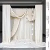 Suprimentos para Decoração de Quarto Nupcial de Casamento Estilo Romântico Simples Cortinas de Tecido Branco Decorações com Flores Artificiais para Fundo de Casamento ao Ar Livre Roupão de Manhã