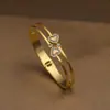 Pulseira Aberta Assimétrica de Aço Inoxidável Dourada com Coração Cravejado de Diamantes 'Amor Eterno' Europeia e Americana Transfronteiriça Moda para Mulheres