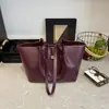 Bolso de mano Ruien ligero de gran capacidad, nuevo diseño de murciélago para principios de otoño 2026, bolso de hombro elegante y estético simple