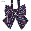 Pajarita JK estilo universitario flor de pluma gigante flor de raíz de cuello cruz cruzada corbata cuerda de cuello de estudiante femenina foto de graduación cinta