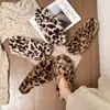 ¡Adelgazante! ¡Versátil! Apto para todos~Pantuflas cálidas de felpa con estampado de leopardo estilo INS para mujer, pantuflas de invierno y otoño para el hogar con correa cruzada y suela gruesa