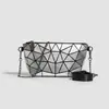 Bolsa de Corrente Geométrica a Laser para Mulheres 2026 Nova Moda de Verão Dobrável Quadrada Acolchoada Transversal Pequena