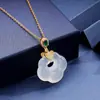 Colgante de Cerradura Ruyi de Calcedonia Nuevo Estilo Chino Tendencia Nacional Patrón de Nubes Hebilla de Paz Collar para Pareja Popular para Mujer Hecho a Mano de Alto Gama