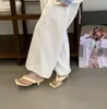 Novas Chinelas de Verão 2026 com Design de Nicho para Uso ao Ar Livre, Tiras Finas da Moda Estilo Fada Francesa Versátil Cor Branca