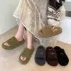 Chinelos de algodão com sola grossa 2026, design com padrão cruzado de pelúcia para outono e inverno, chinelos fofos para mulheres, novo estilo para usar ao ar livre